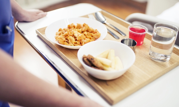 Un plateau repas dans un avion. 