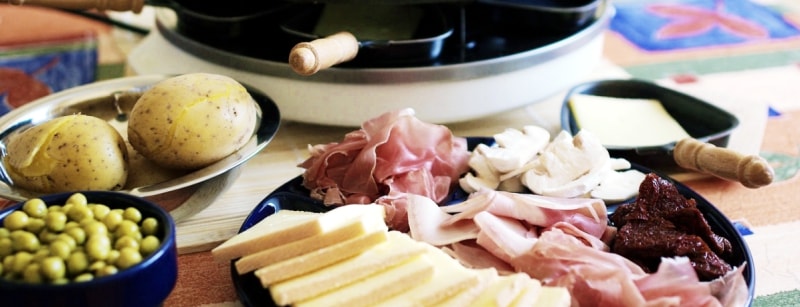 Plat de raclette fait maison. 