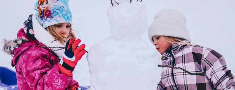 Les différentes activités qu'offrent les sports d'hiver : construction de bonhomme de neige ! 