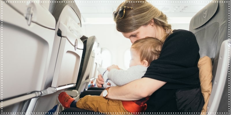 Une femme et son enfant dans un avion. 