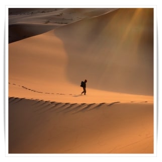 Un Homme seul dans un désert. 