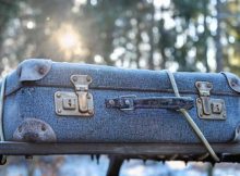 Valise pour partir en vacances sur le toit d'une voiture en Islande.