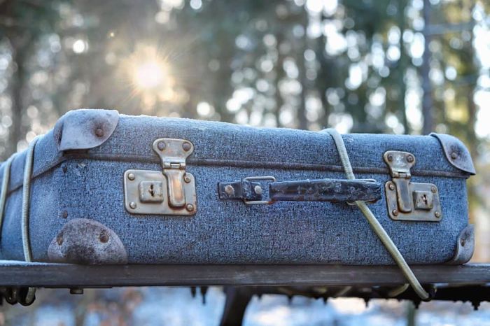 Valise pour partir en vacances sur le toit d'une voiture en Islande.