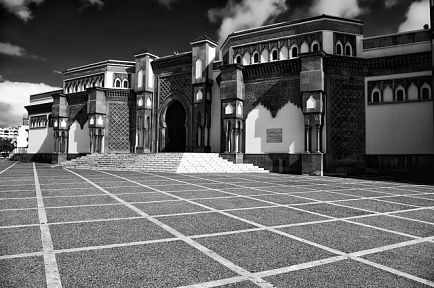 Sur un cliché en noir et blanc, belle mosquée d'Agadir devant un large parterre.