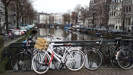 Découvrez les canaux du quartier rouge à vélo avec un billet d’avion pour Amsterdam