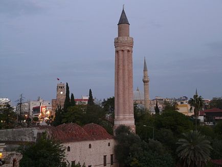 Découvrez l'emblématique mosquée Yivli sur-plongeant la mer avec un billet d'avion pour Antalya.