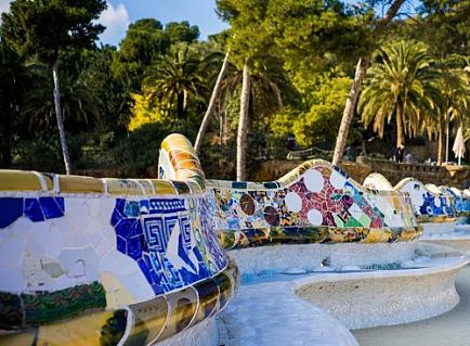 Prendre l'apéro sur les bancs en mosaïque du parc Güell avec un billet d'avion pour Barcelone.