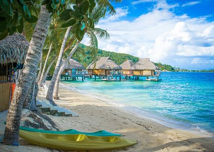 Profitez des plages de sable blanc entre mer et montagne avec un billet d'avion pour Bora Bora.