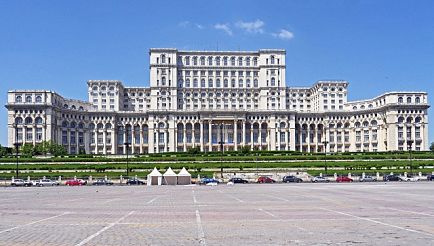 Visitez le gigantesque Palais du Parlement avec un billet d'avion pour Bucarest.