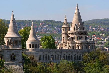 Admirez l'architecture du Bastion des Pêcheurs et ses dômes pointus avec un billet d'avion pour Budapest.