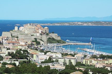 Admirez la vue sur la mer depuis la forteresse avec un billet d'avion pour Calvi.