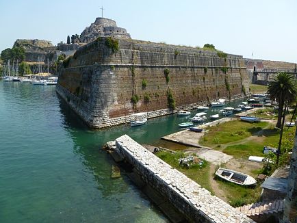 Découvrez le port de la ville fortifiée avec un billet d'avion pour Corfou.