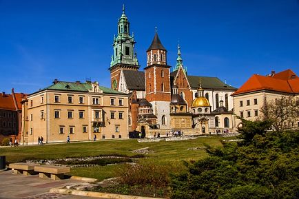 Montez sur la colline fortifiée où siège le château royal du Wawel avec un billet d'avion pour Cracovie.