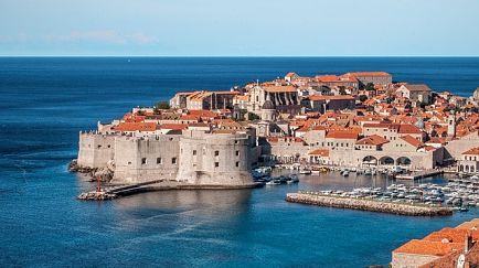 La ville de Dubrovnik entourée par la mer est à ne pas manquer avec un billet d'avion pour la Croatie.