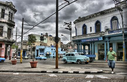 La Havane et ses voitures anciennes à portée de main avec un billet d'avion pour Cuba.