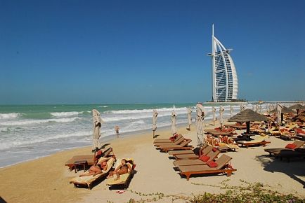 Prenez un bain de soleil devant la démesure des buildings avec un billet d'avion pour Dubaï.