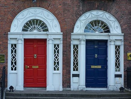 Poussez la porte pour découvrir un style architectural unique avec un billet d'avion pour Dublin.