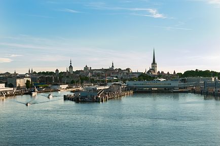 Allez à la découverte de Tallinn et de son port avec un billet d'avion pour l'Estonie.