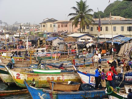 Allez à la rencontre des pécheurs africains et leurs bateaux colorés avec un billet d'avion pour le Ghana.