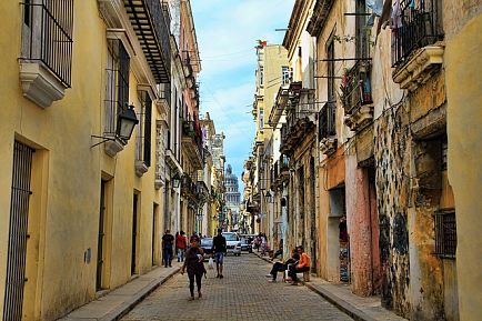 Arpentez des ruelles anciennes et colorées avec un billet d'avion pour La Havane.