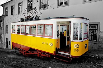 Remontez la ville à bord du tramway avec un billet d'avion pour Lisbonne.