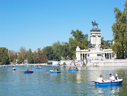 Faite un tour de barque sur le bassin du Retiro avec un billet d'avion pour Madrid.