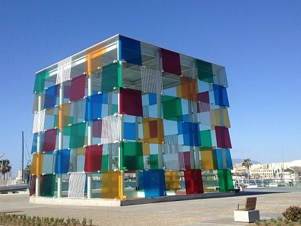 Visitez le Centre Pompidou Málaga, un édifice en forme de cube fait de vitres de couleurs, avec un billet d'avion pour Malaga.