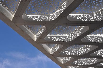 Admirez les motifs géométriques du plafond de l'aéroport avec un billet d'avion pour Marrakech.