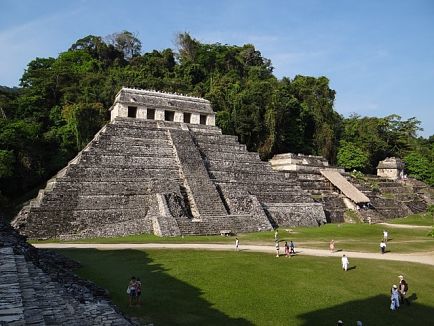 Les temples Maya à portée de main avec un billet d'avion pour le Mexique.