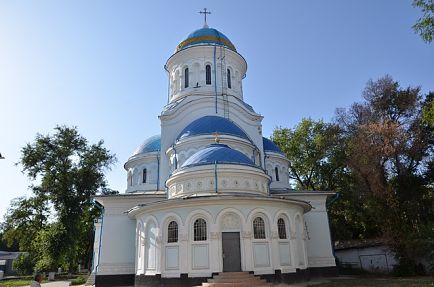 Admirez les façades blanches et toits bleus de la cathédrale de Chisinau avec un billet d'avion pour la Moldavie.