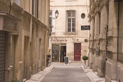 Déambulez dans les ruelles du centre historique avec un billet d'avion pour Montpellier.