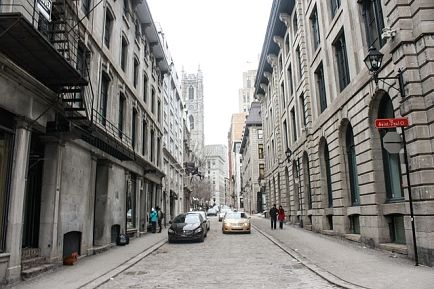 Découvrez le Vieux Montréal est ses bâtiments grisonnants avec un billet d'avion pour Montréal.