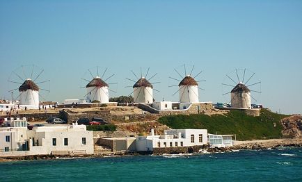 Découvrez les moulins à vent de couleur blanche en bord de mer avec un billet d'avion pour Mykonos.