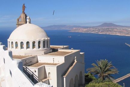 Appréciez la vue depuis la chapelle Notre Dame de Santa-Cruz et sa statue de la Vierge donnant sur la mer avec un billet d'avion pour Oran.