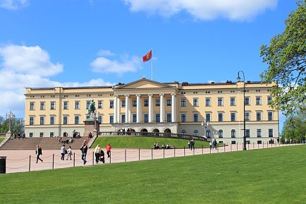 Allez visiter le Palais Royal, large bâtiment de couleur jaune, avec un billet d'avion pour Oslo.