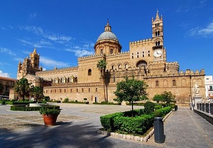 Admirez la cathédrale Notre-Dame-de-l’Assomption et son dôme bleu avec un billet d'avion pour Palerme.