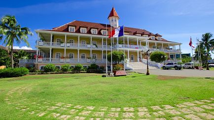 Découvrez l'architecture coloniale de la mairie jaune et blanche avec un billet d'avion pour Papeete.