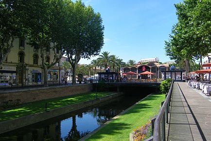 Baladez-vous sur les quais verdoyants avec un billet d'avion pour Perpignan.