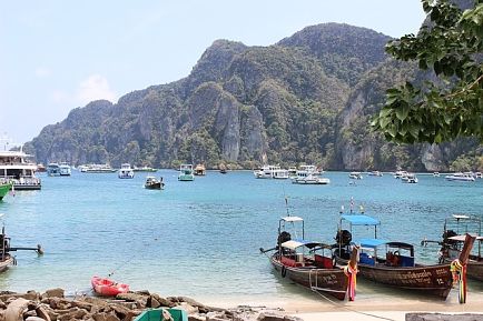 Découvrez Ko Phi Phi et ses lagon bleu en bateau-taxi avec un billet d'avion pour Phuket.