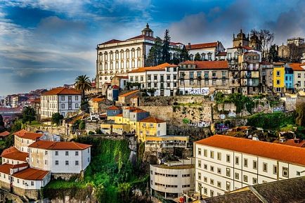 Soyez ébloui par les maisons perchées de couleur avec un billet d'avion pour Porto.
