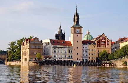 Admirez la belle horloge et la cathédrale depuis le canal avec un billet d'avion pour Prague.