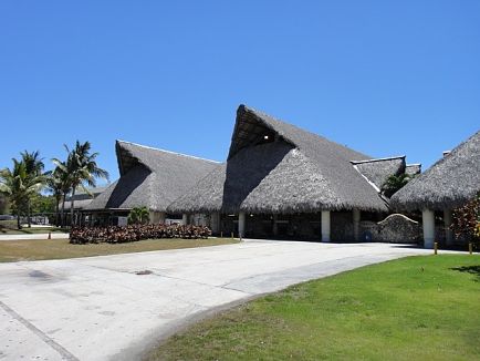 Atterrissez sous le soleil dans un aéroport atypique constitué de paillottes avec un billet d'avion pour Punta Cana.