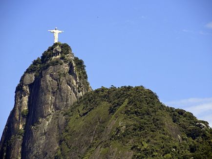 Admirez le Christ Rédempteur au sommet du Corcovado recouvert de végétation avec un billet d'avion pour Rio de Janeiro.