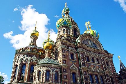Découvrez la Cathédrale Saint-Sauveur et ses dômes de toutes les couleurs avec un billet d'avion pour Saint-Pétersbourg.