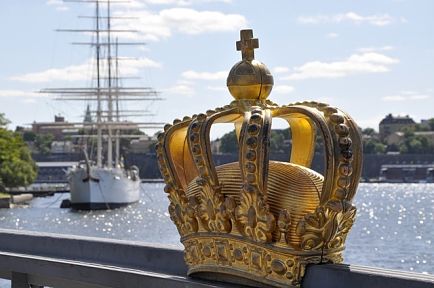 Découvrez la couronne d'or Royale Suédoise sur le pont de Skeppsholmen avec un billet d'avion pour Stockholm.