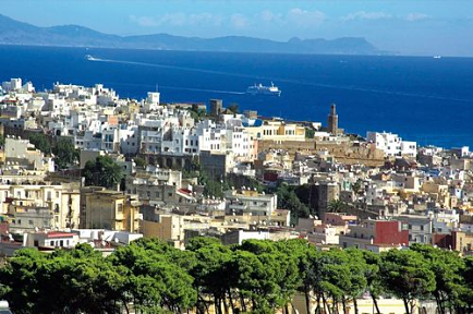 Admirez la ville blanche donnant sur la mer bleue intense avec un billet d'avion pour Tanger.