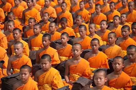 A la rencontre des bonzes et du bouddhisme avec un billet d'avion pour la Thaïlande.