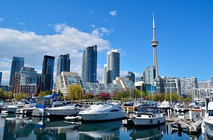Montez sur la CN Tower et admirez le port et le reste de la ville avec un billet d'avion pour Toronto.