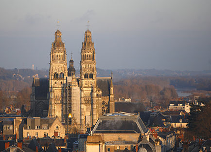 Admirez un coucher de soleil sur la cathédrale Saint-Gatien avec un billet d'avion pour Tours.