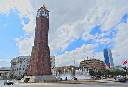 Admirez l'obélisque horloge 